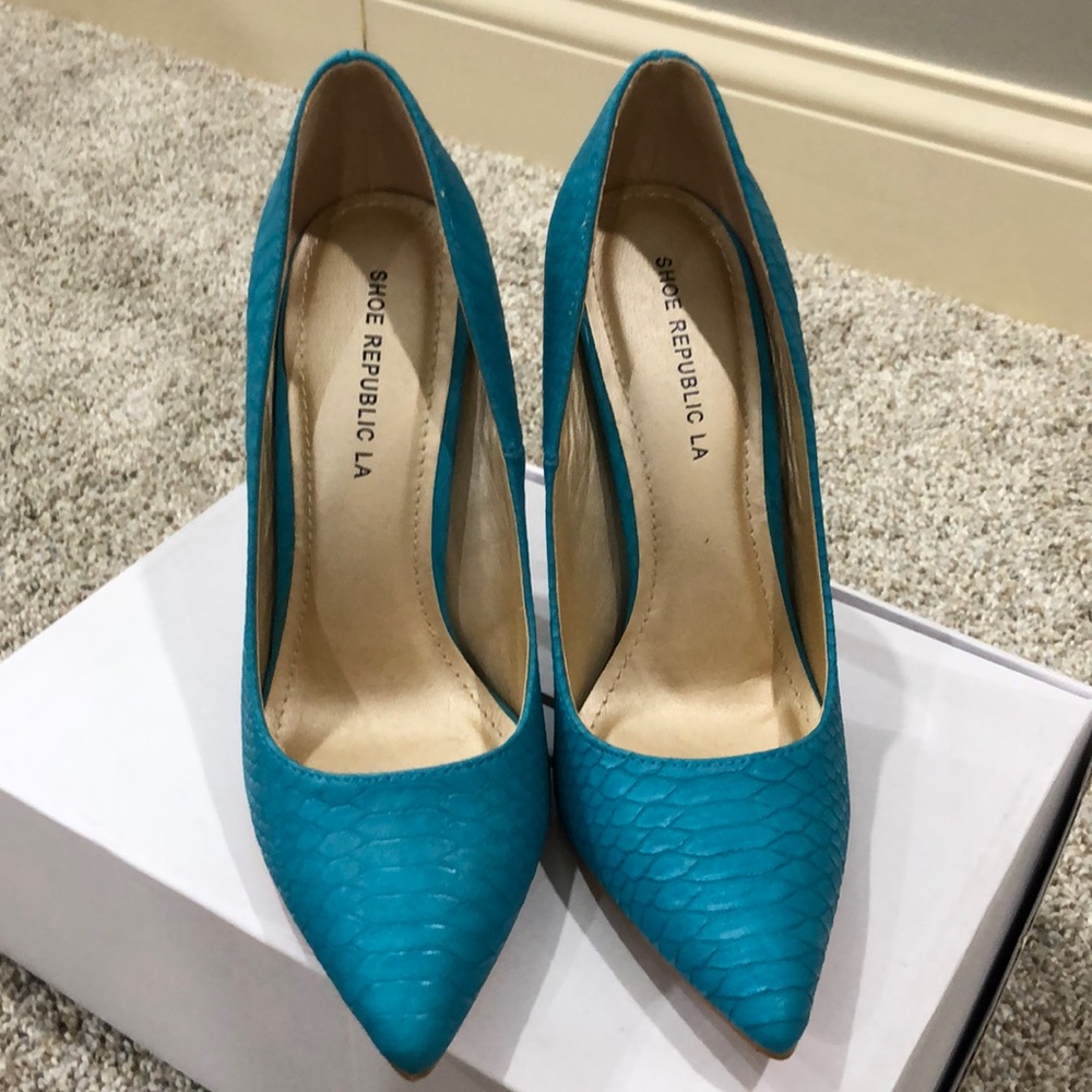 Shoe Republic blue snake skin pointed toe heels